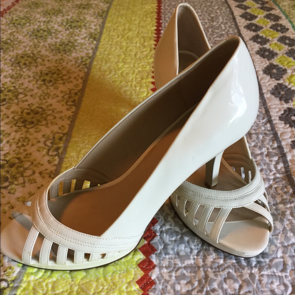 Bandolino White Peep-toe pumps size 8, 3.5in heel